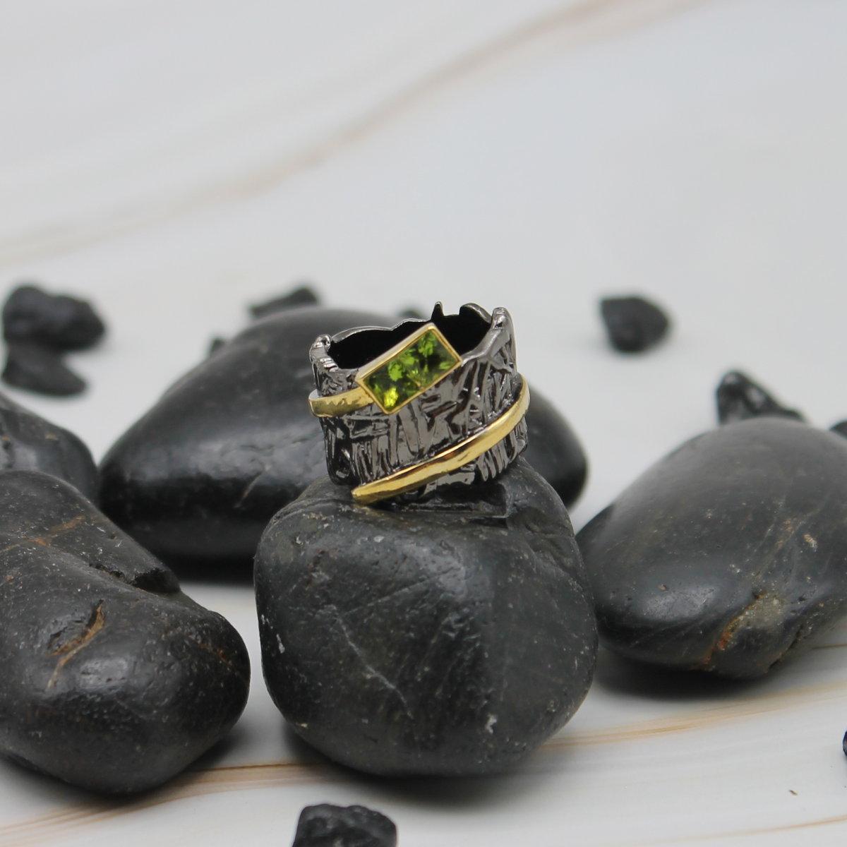 Zwart-gouden ring met groene siersteen