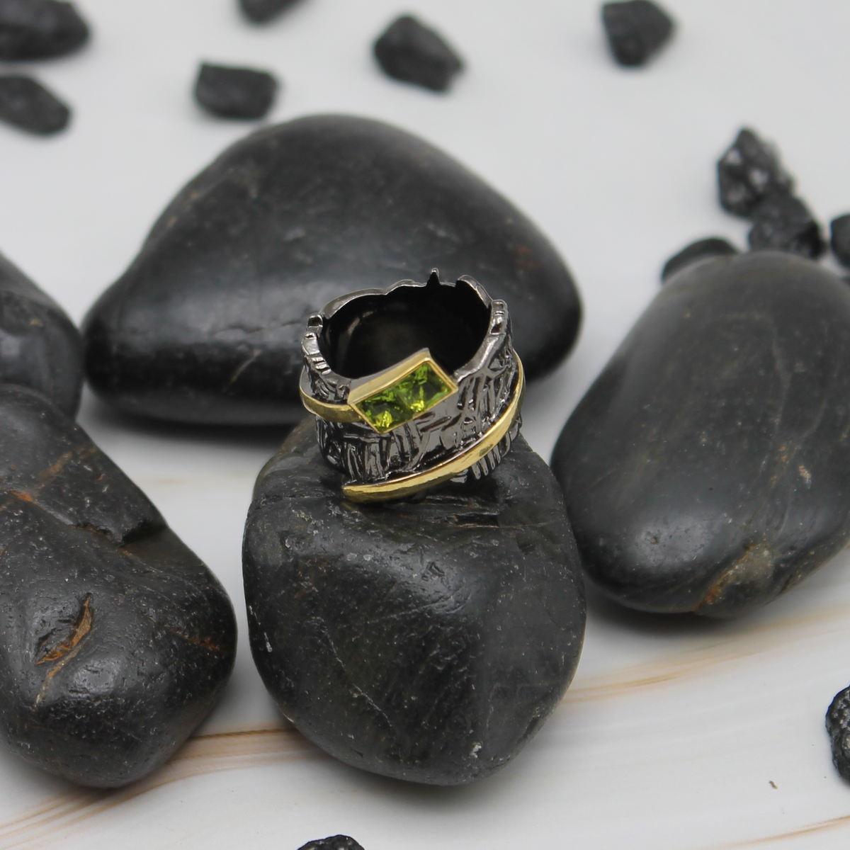 Zwart-gouden ring met groene siersteen