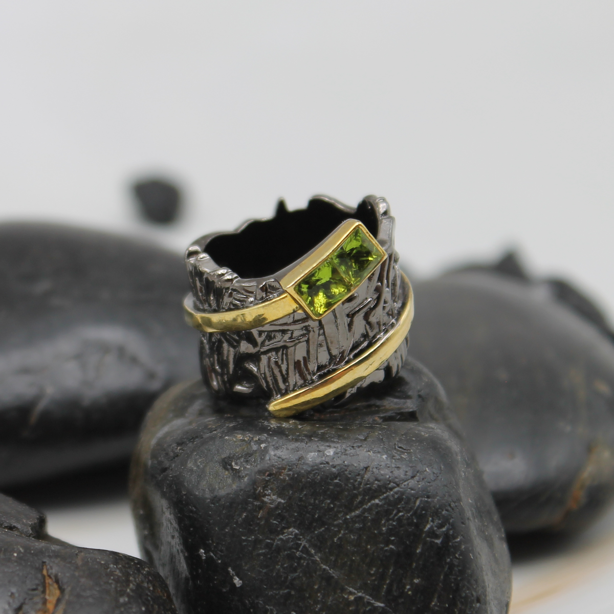 Zwart-gouden ring met groene siersteen