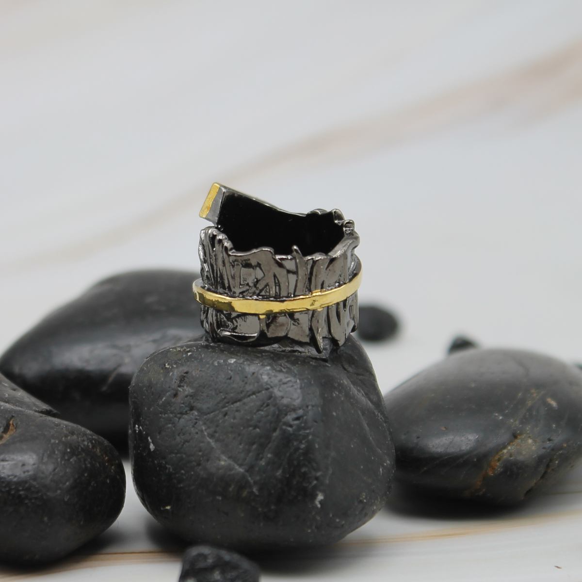 Zwart-gouden ring met groene siersteen