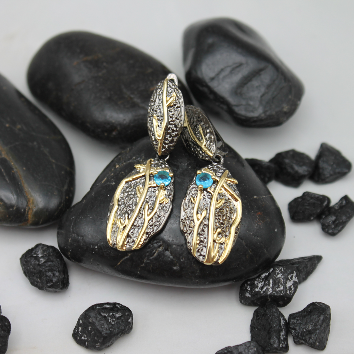 Schelpvormige oorbellen met blauwe siersteen