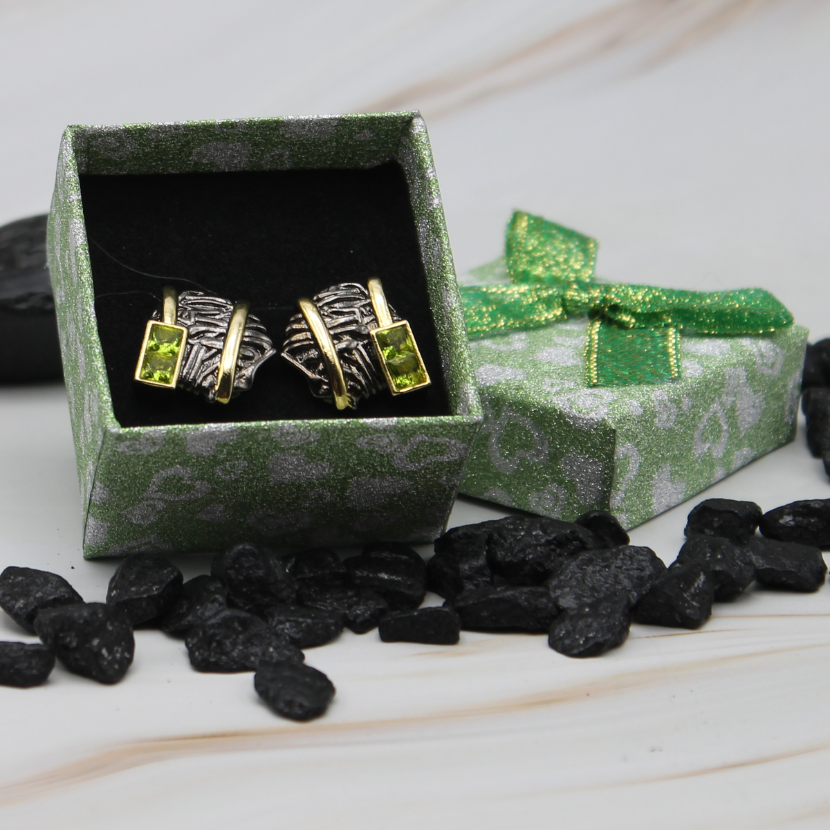 Zwart-gouden oorbellen met groene siersteen