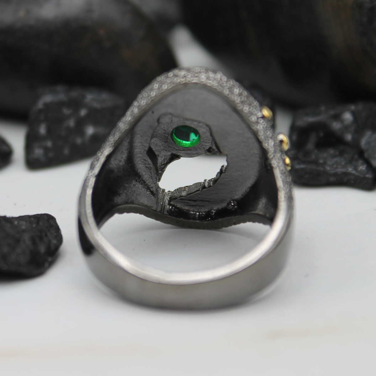 Zwart-gouden ring met groene ingelegde siersteen