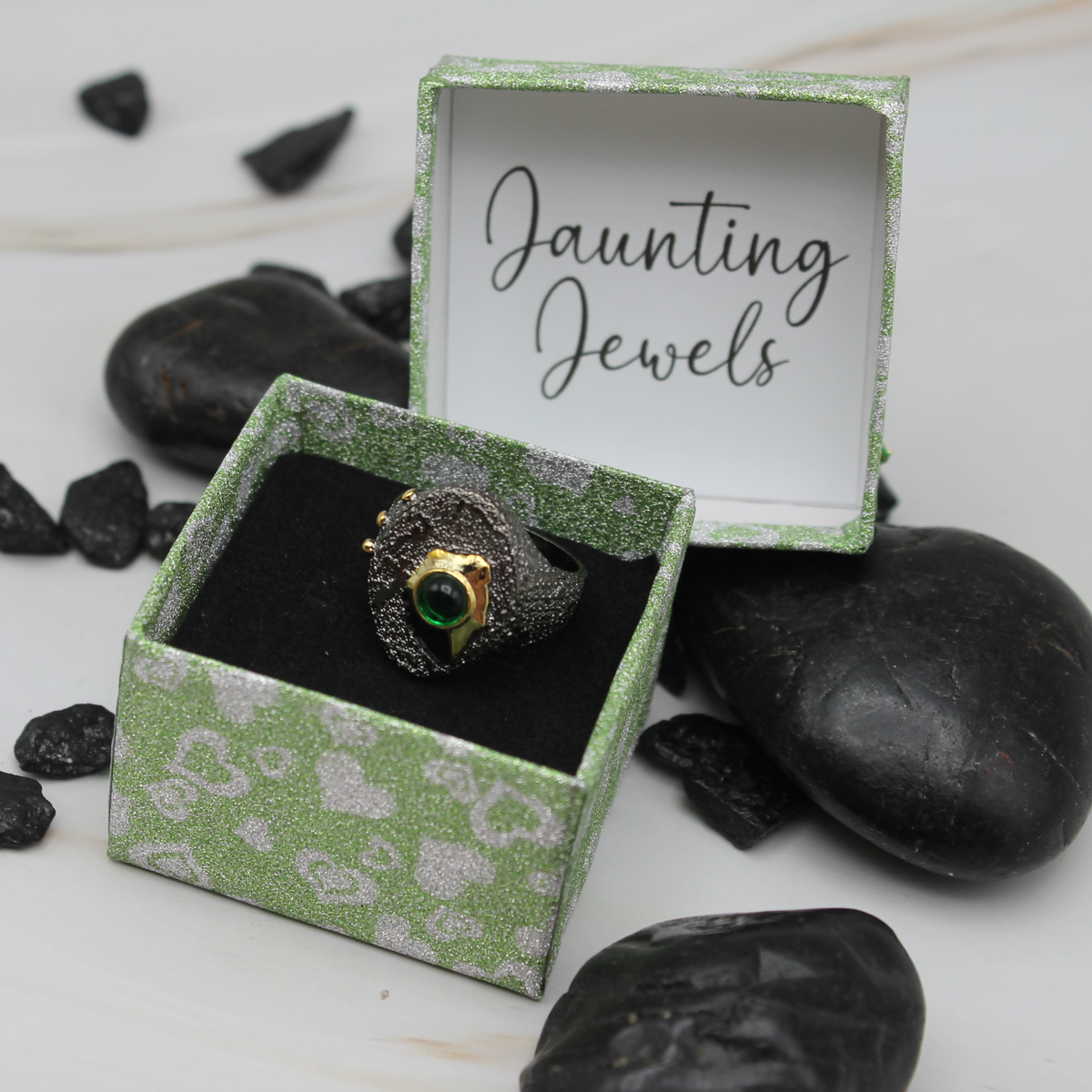 Zwart-gouden ring met groene ingelegde siersteen
