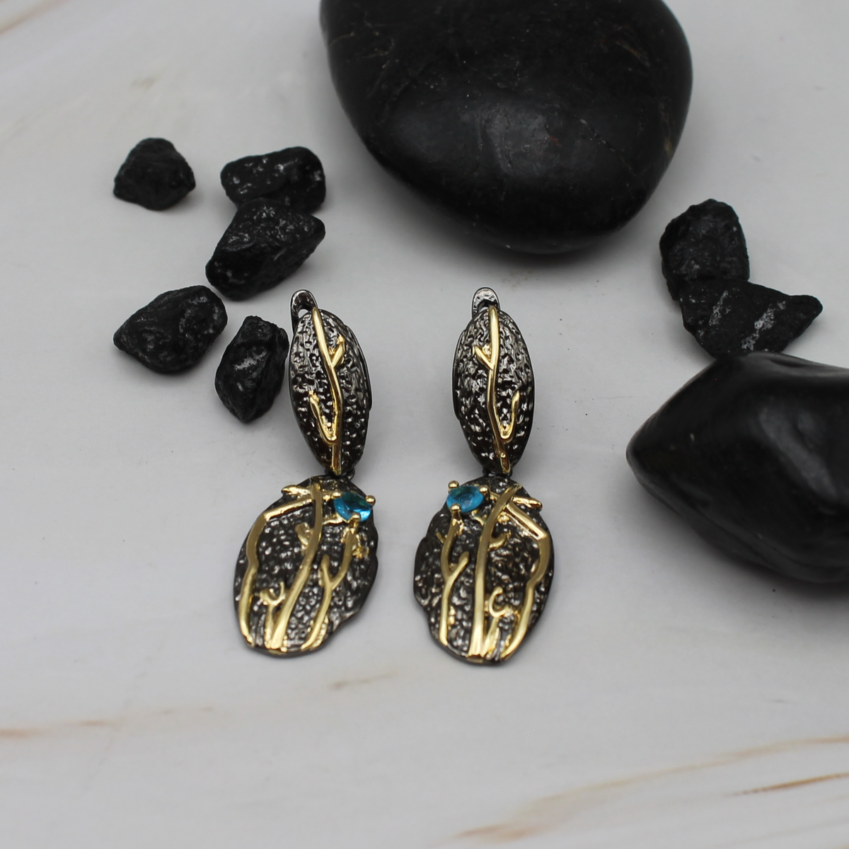 Schelpvormige oorbellen met blauwe siersteen