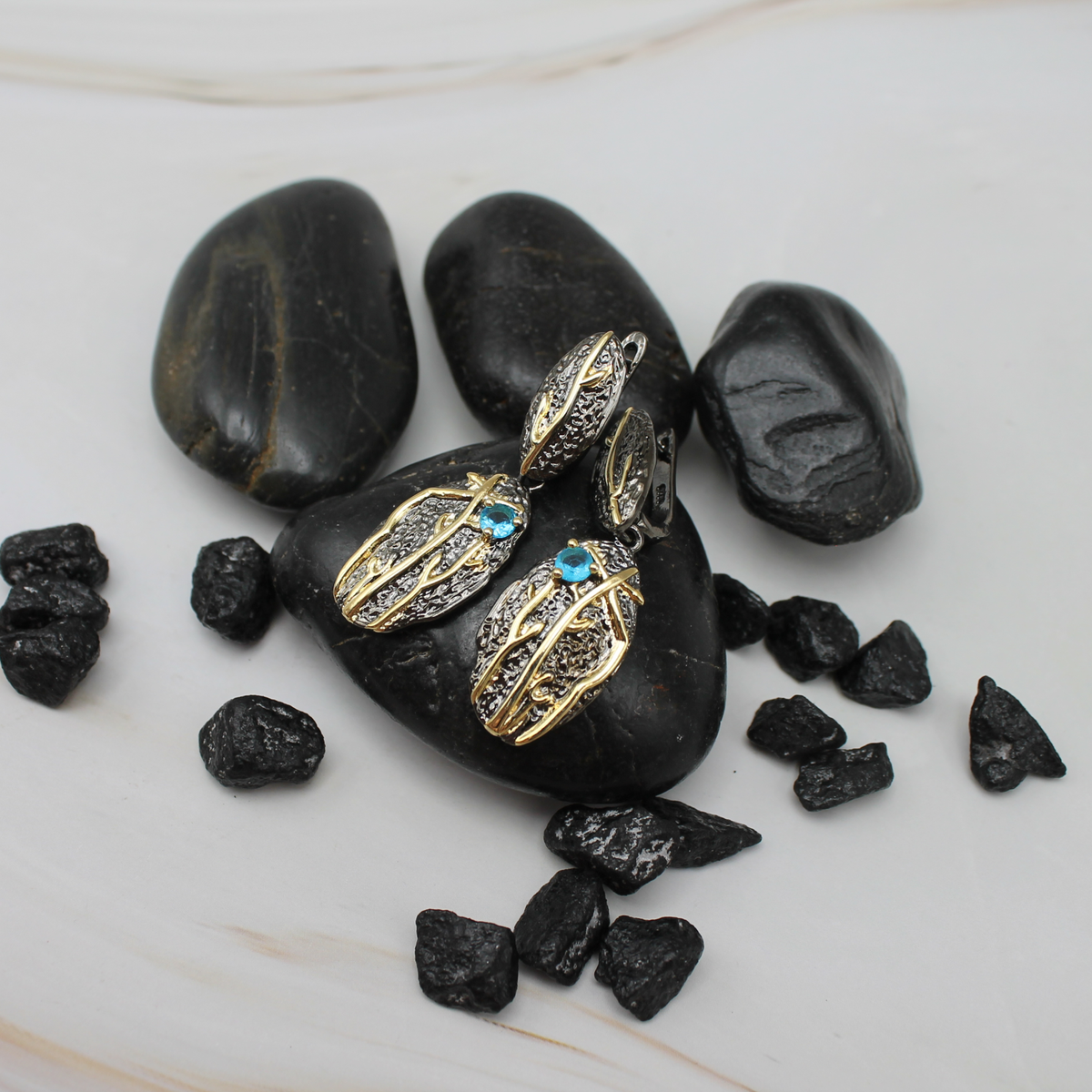 Schelpvormige oorbellen met blauwe siersteen