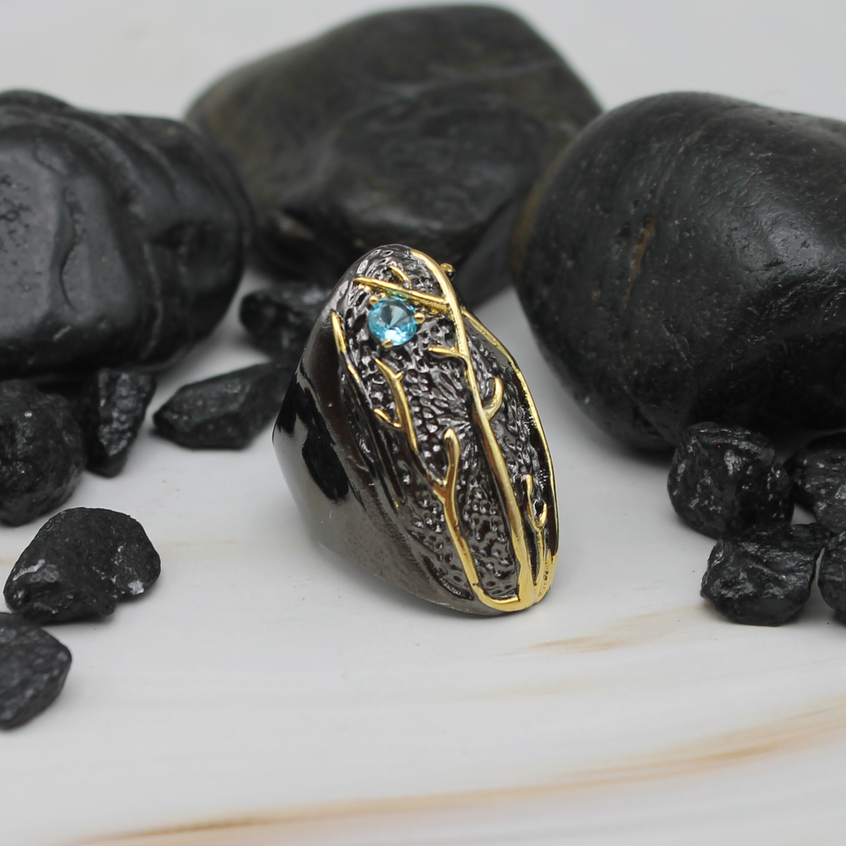 Schelpvormige ring met blauwe siersteen