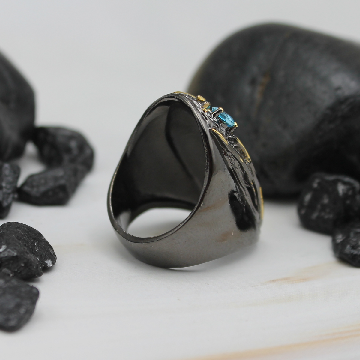 Schelpvormige ring met blauwe siersteen