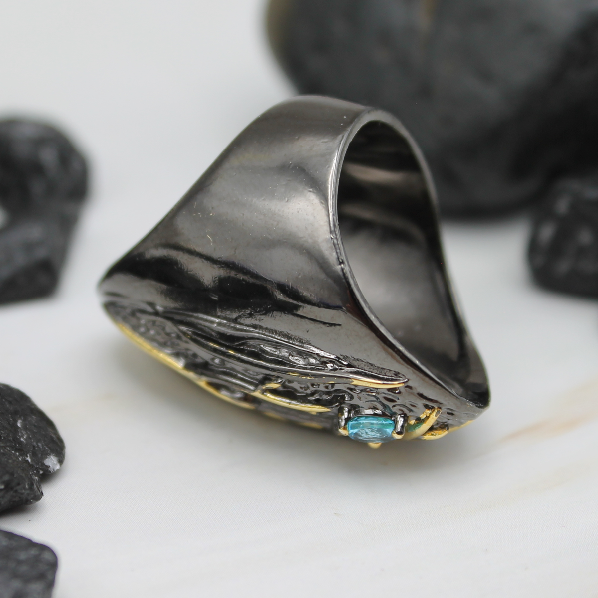 Schelpvormige ring met blauwe siersteen