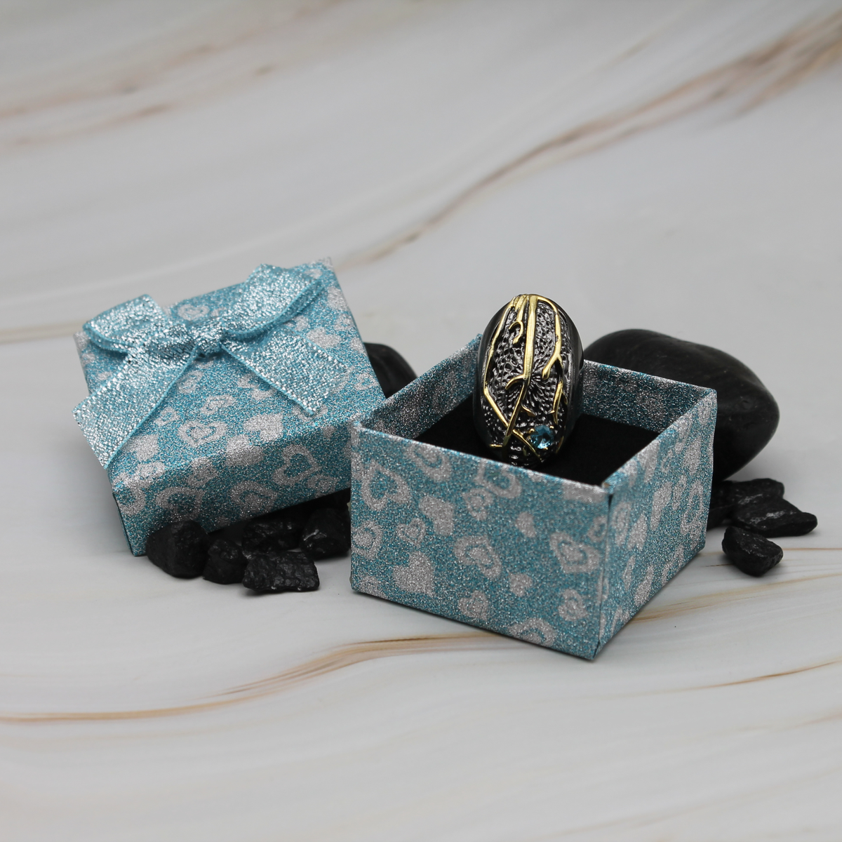Schelpvormige ring met blauwe siersteen