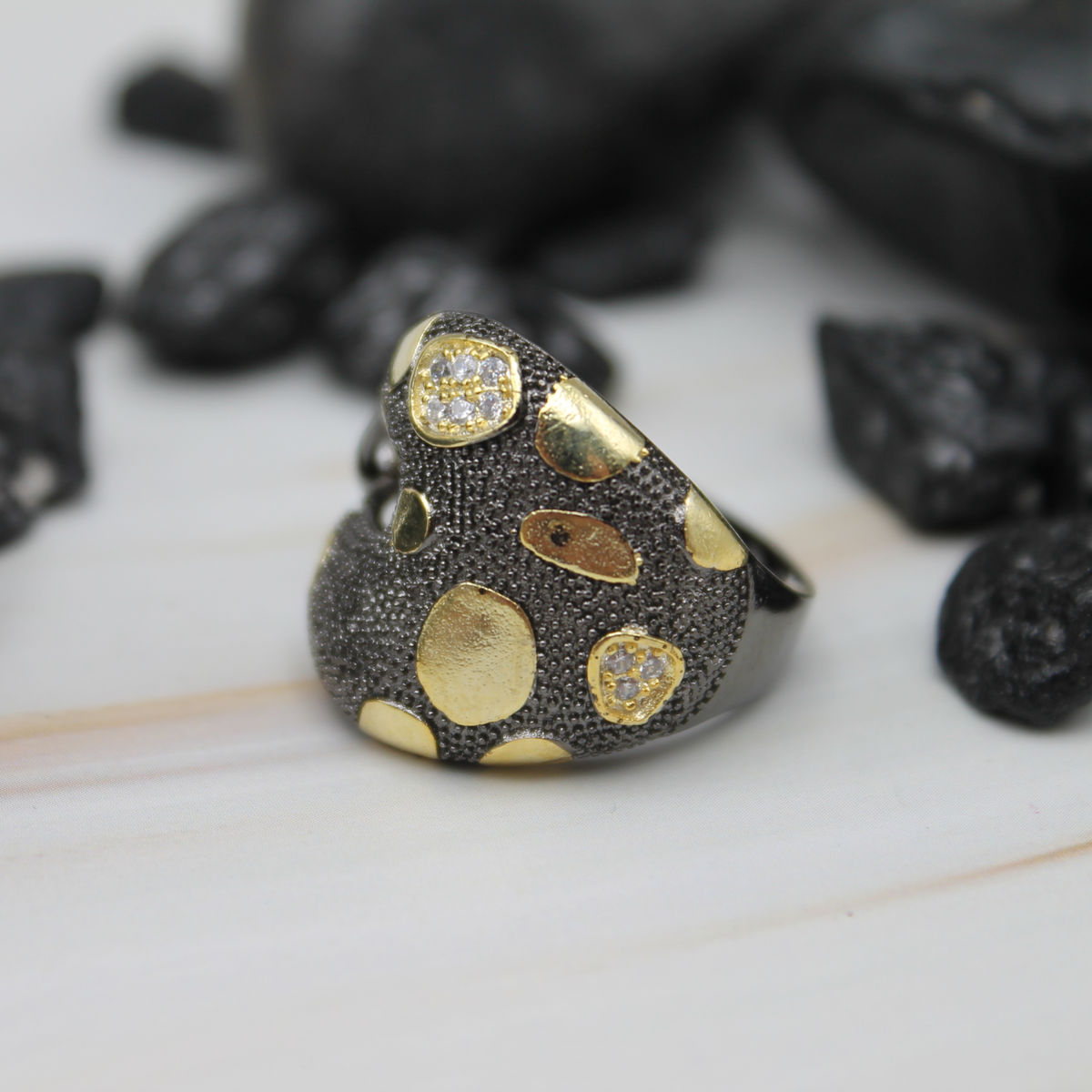 Opvallende zwart-gouden ring