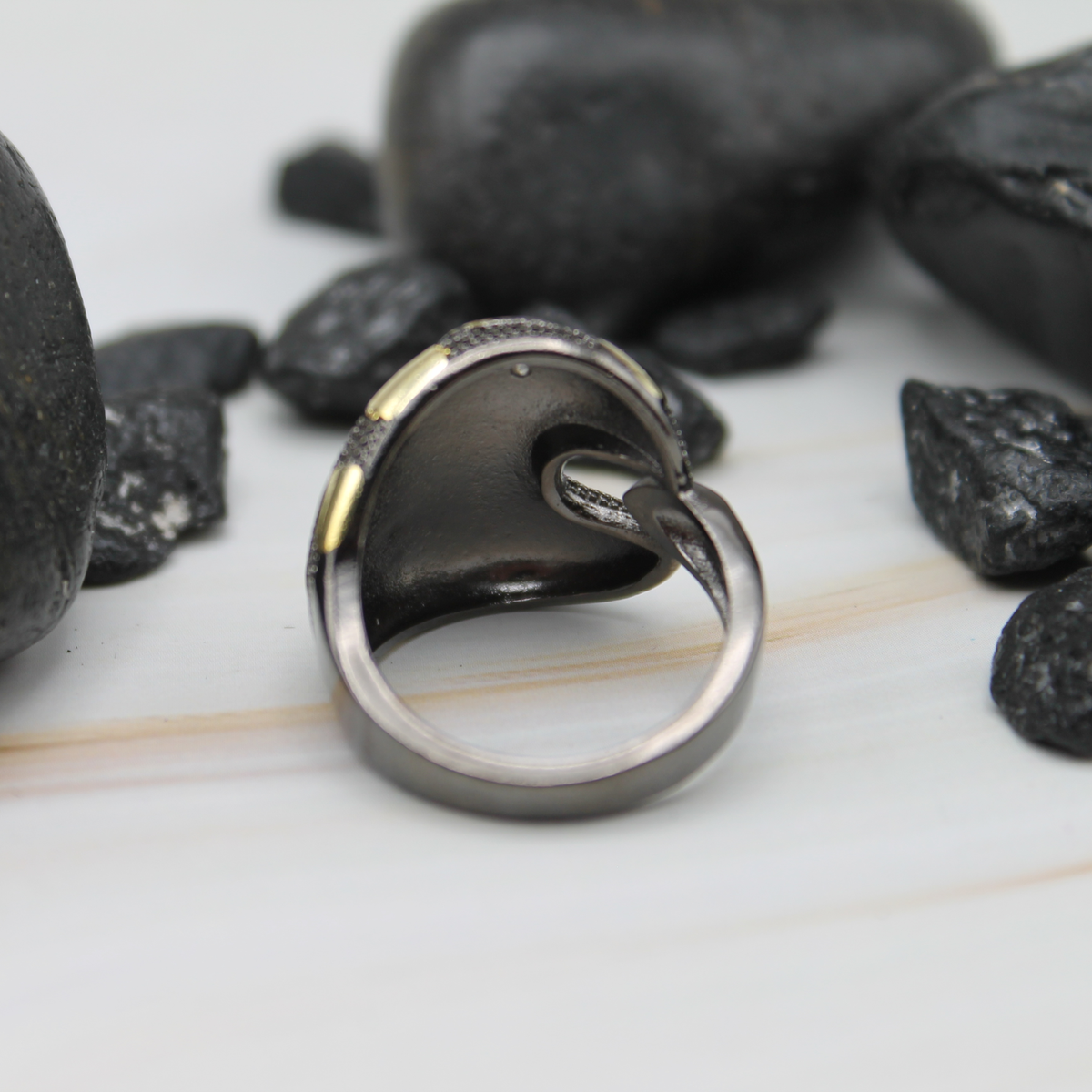 Opvallende zwart-gouden ring