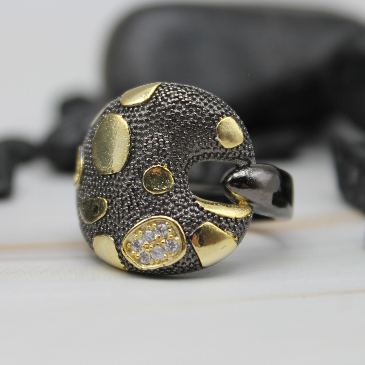 Opvallende zwart-gouden ring