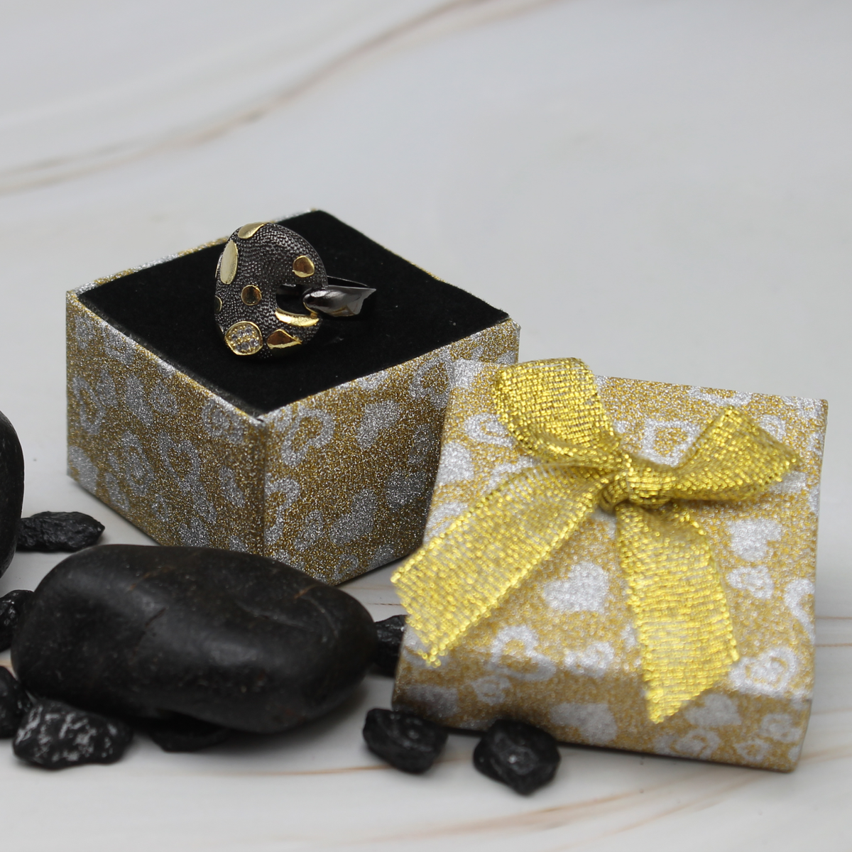 Opvallende zwart-gouden ring