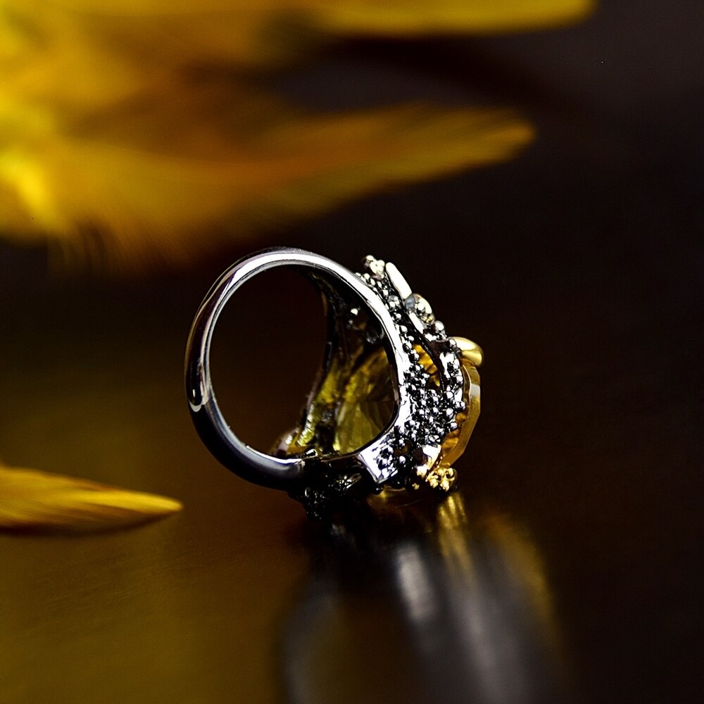 Fleurige ring met grote gele siersteen