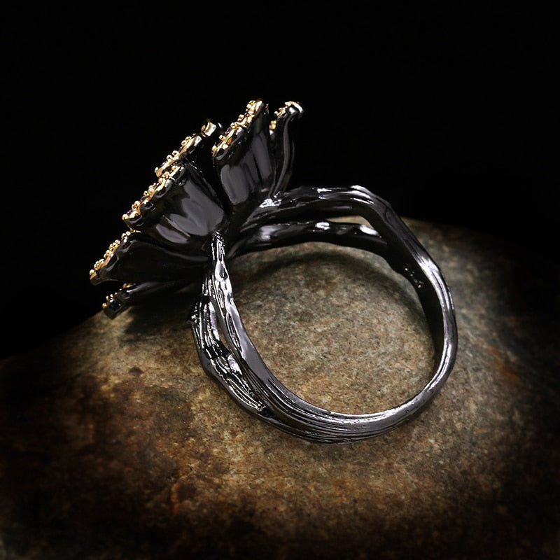 Bloeiende bloem ring met paarse siersteen