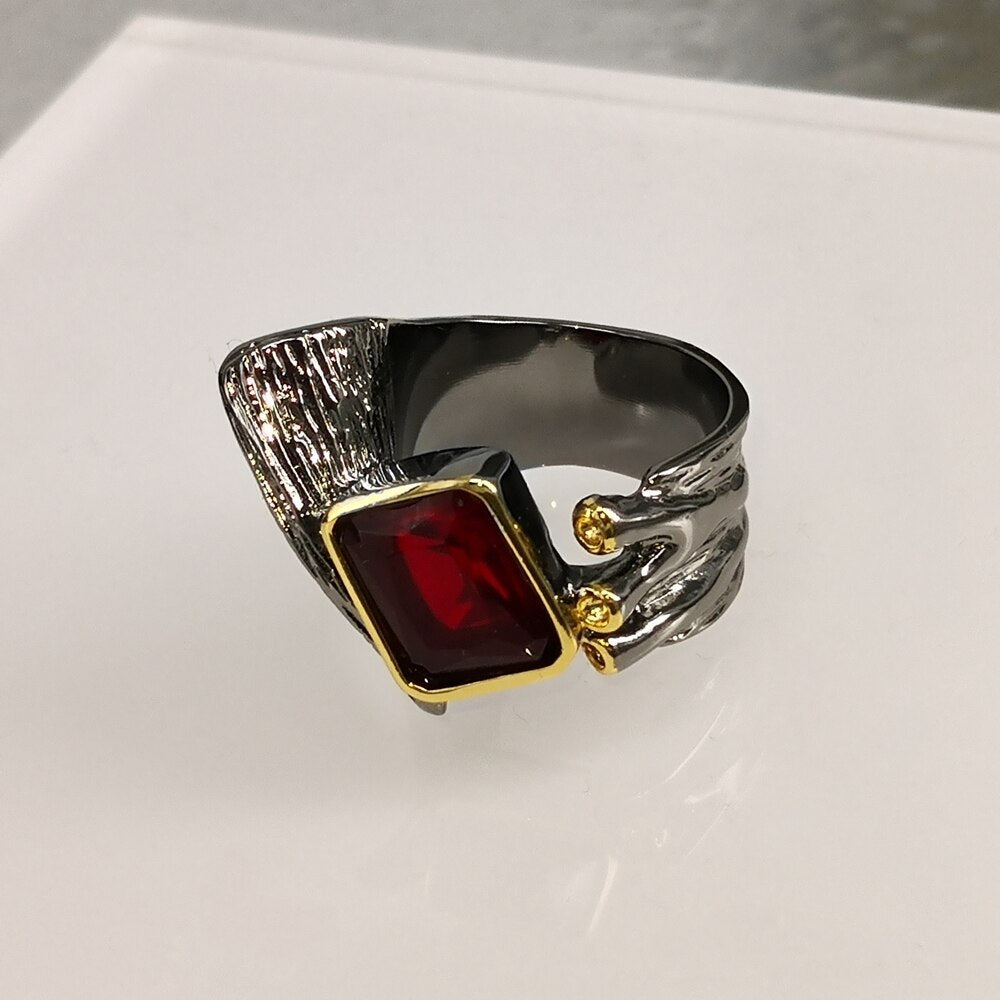 Ring met grote rode siersteen