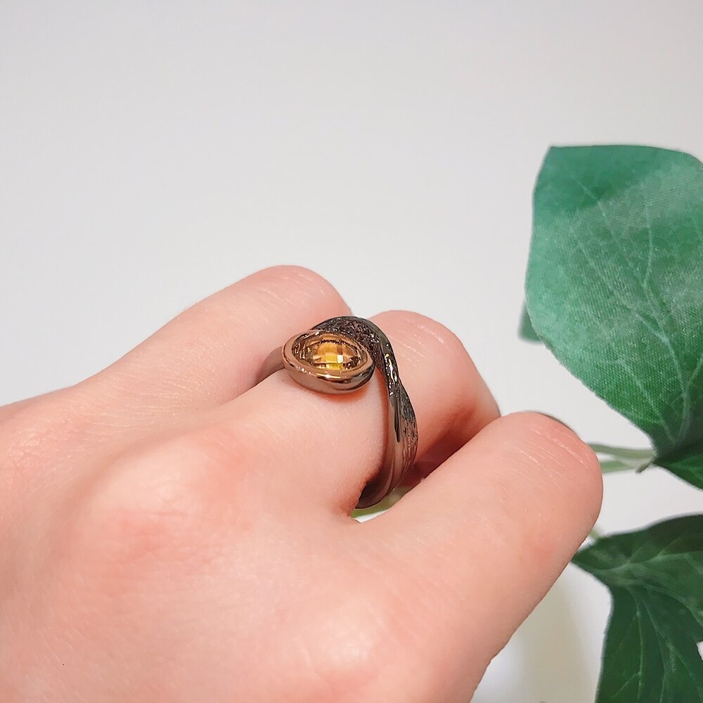 Eenvoudige ring met licht gele siersteen