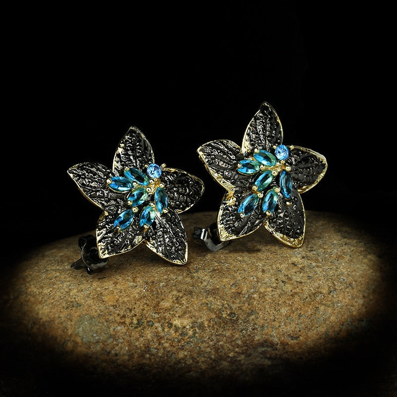 Bloemvormige oorbellen met blauwe sierstenen