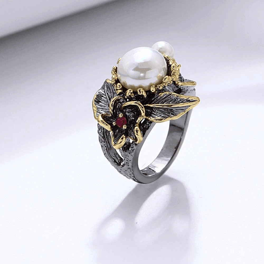 Florale ring met grote parel