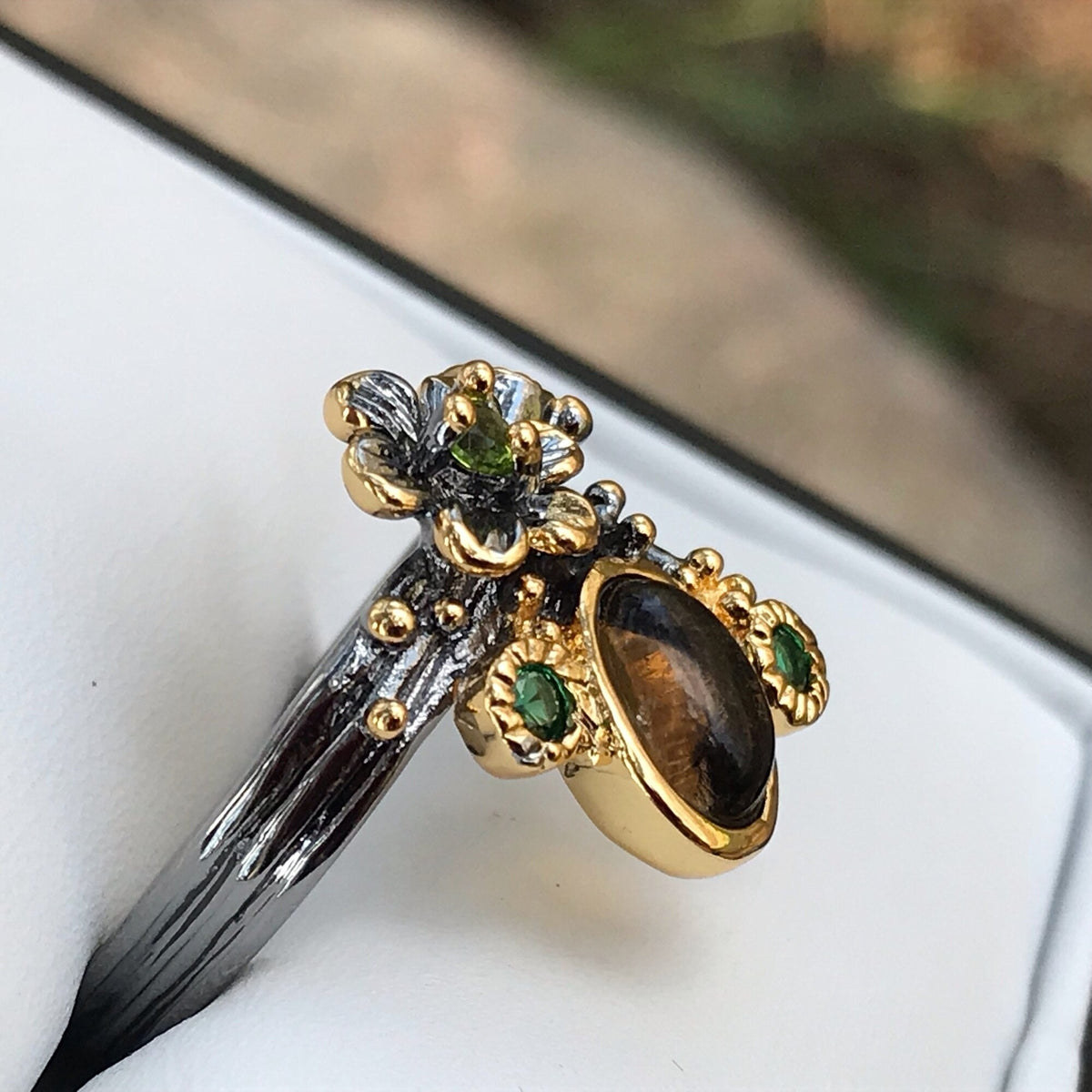 Ring met gele en groene sierstenen