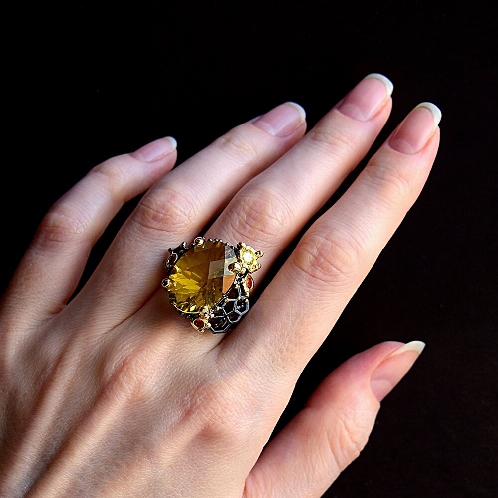 Fleurige ring met grote gele siersteen