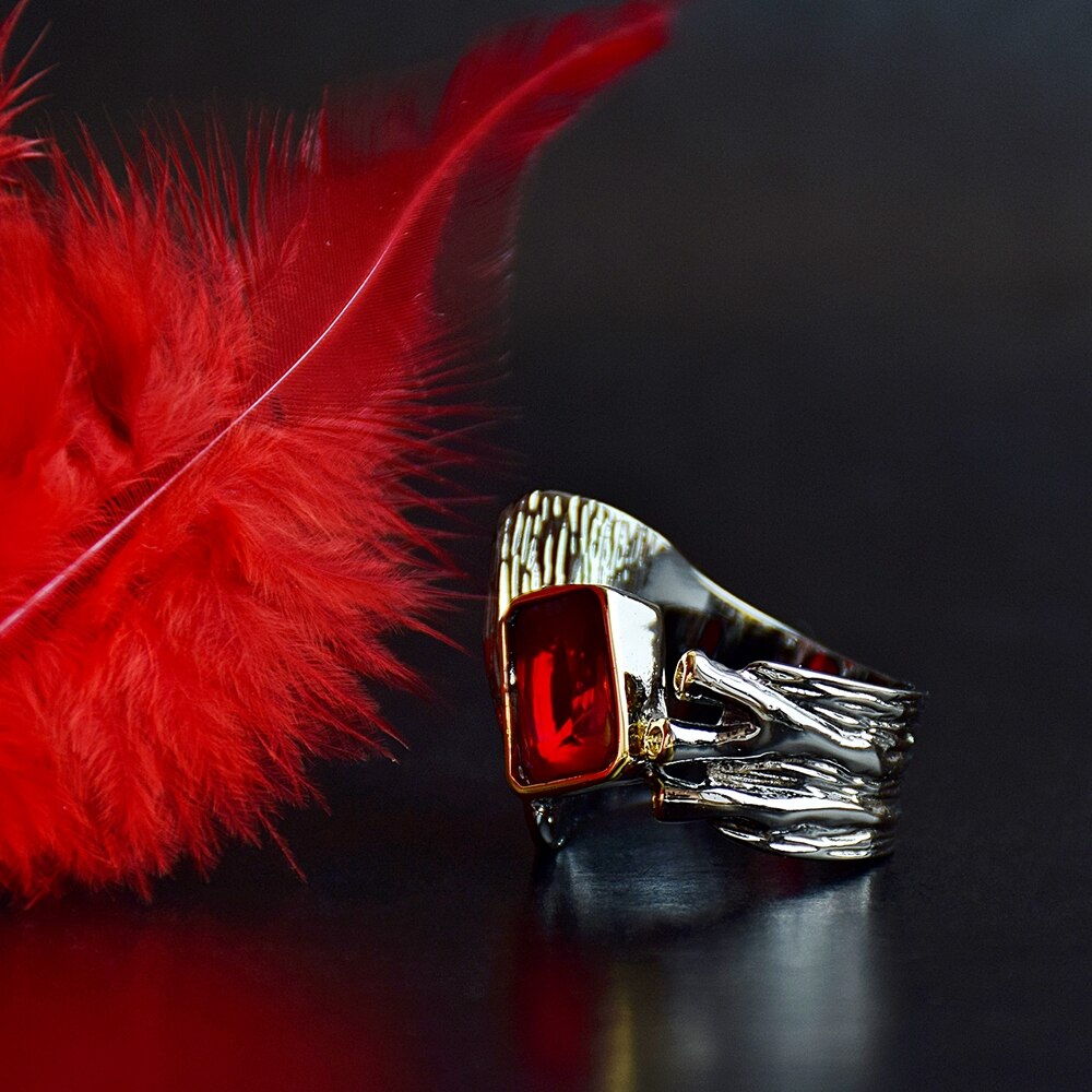 Ring met grote rode siersteen