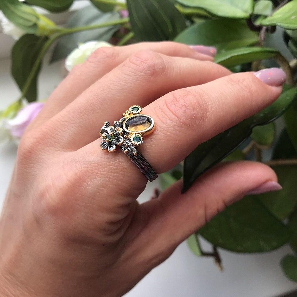 Ring met gele en groene sierstenen