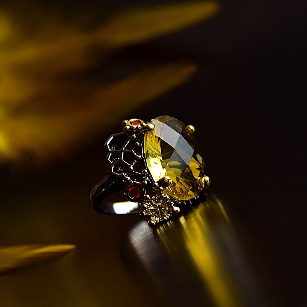 Fleurige ring met grote gele siersteen