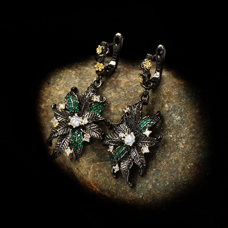 Fleurige oorbellen met groene en diamanten sierstenen