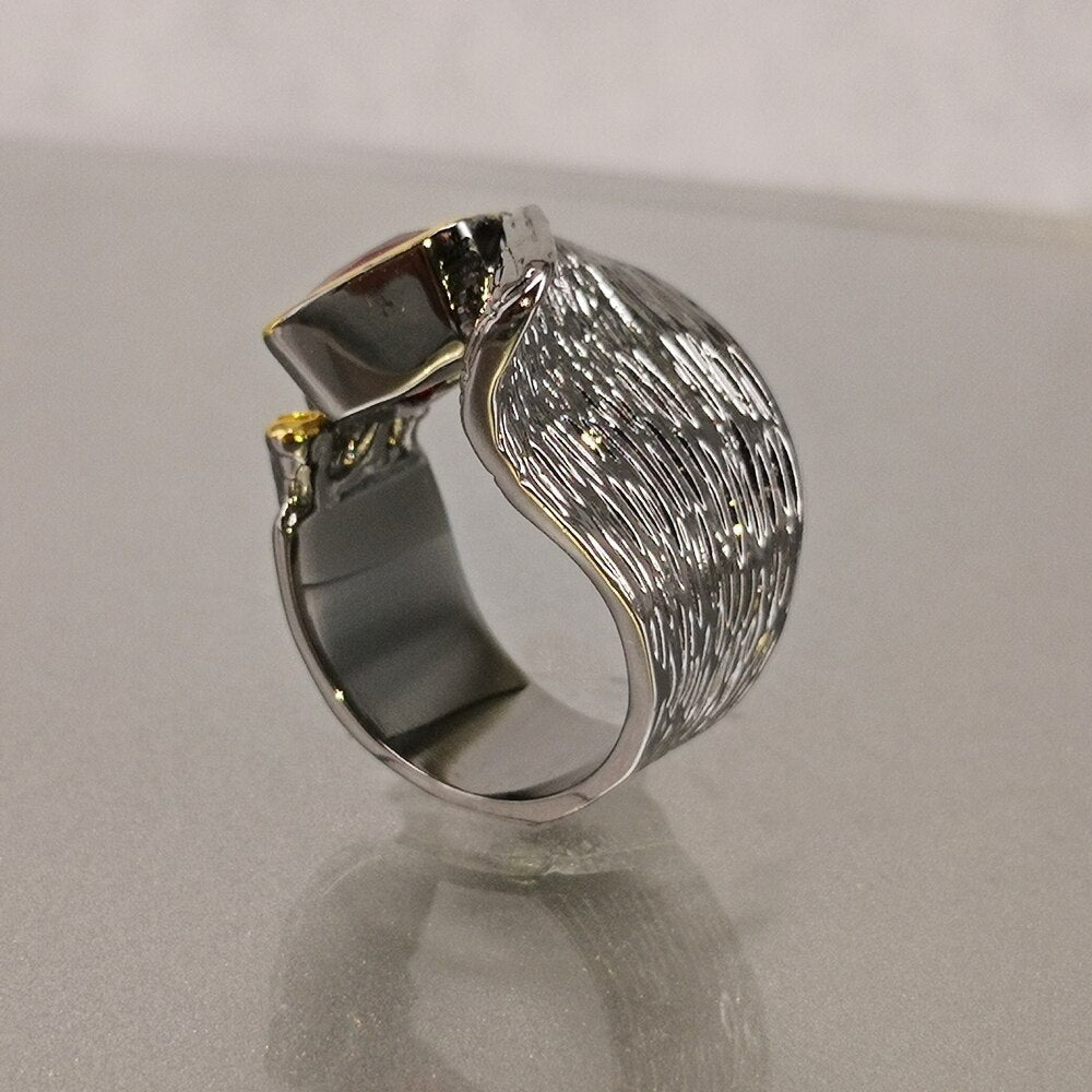 Ring met grote rode siersteen