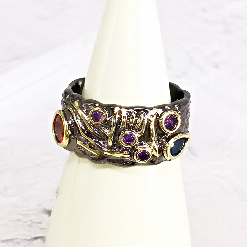 Gothic ring met verschillende sierstenen