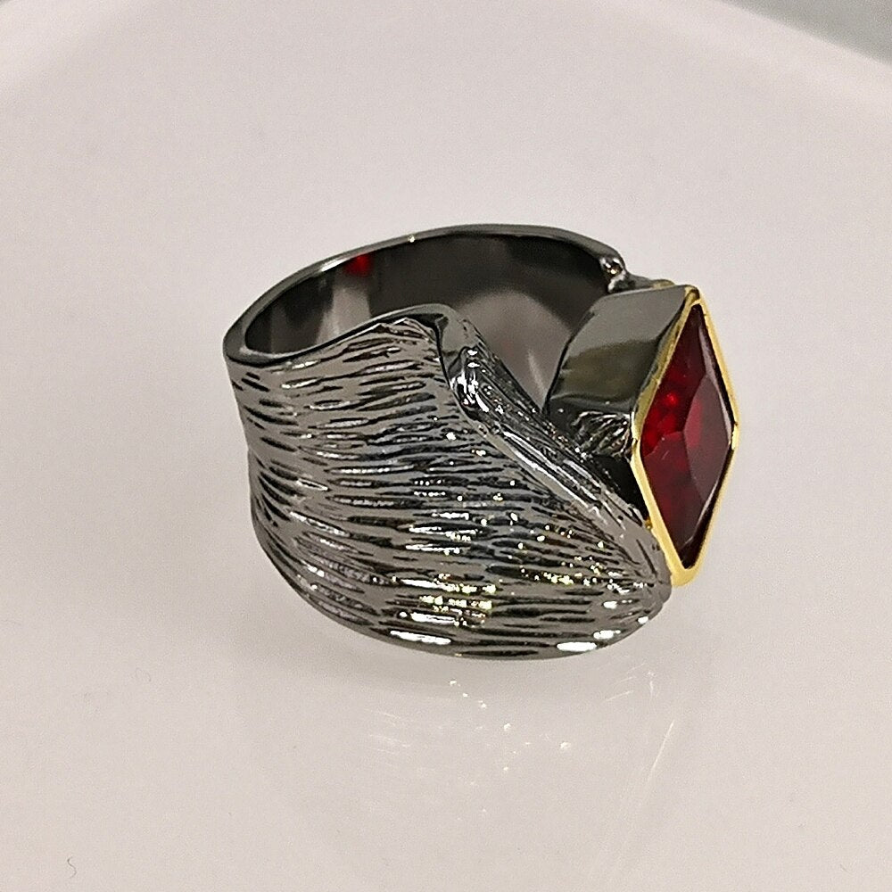 Ring met grote rode siersteen