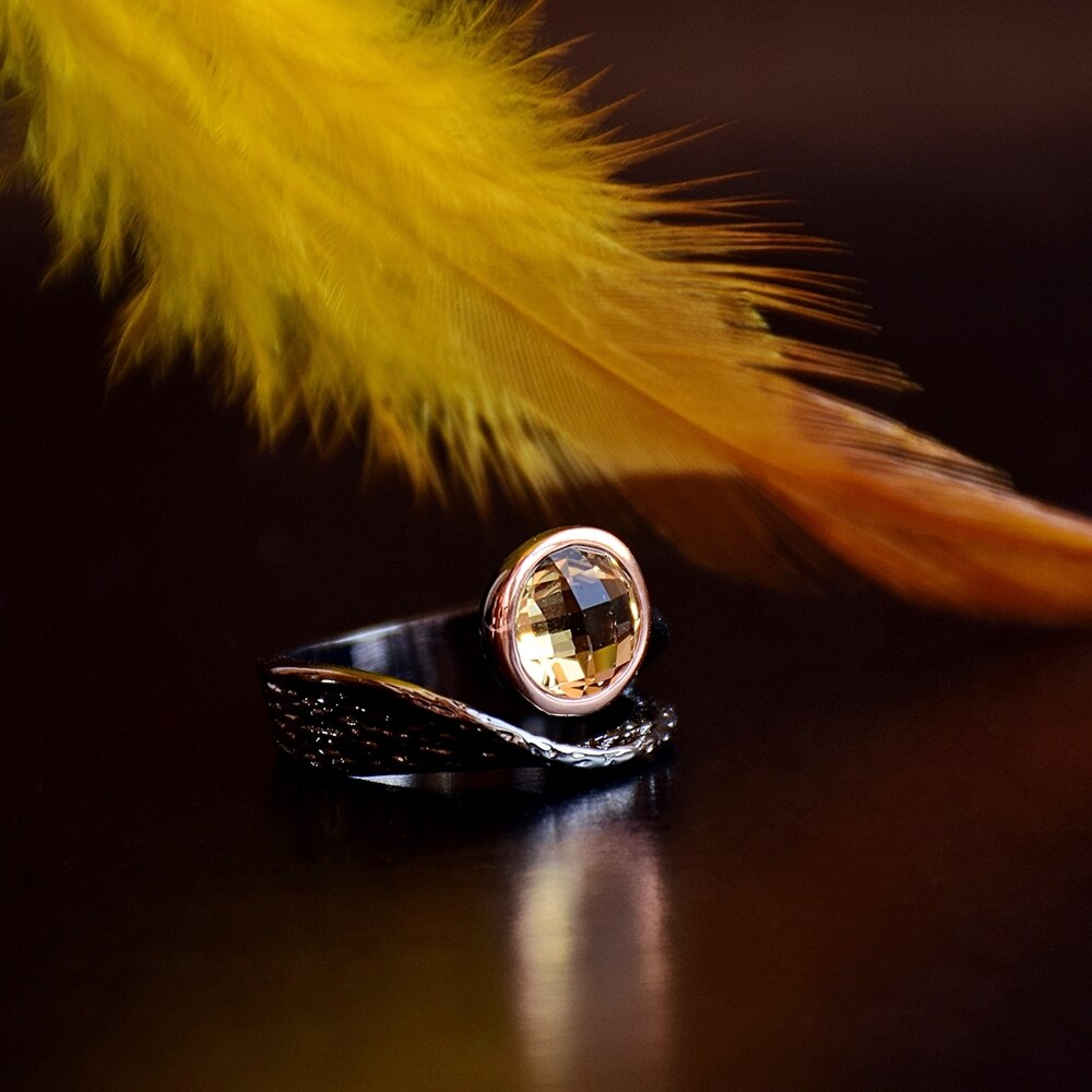 Eenvoudige ring met licht gele siersteen
