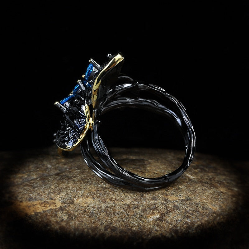 Bloemvormige ring met blauwe sierstenen