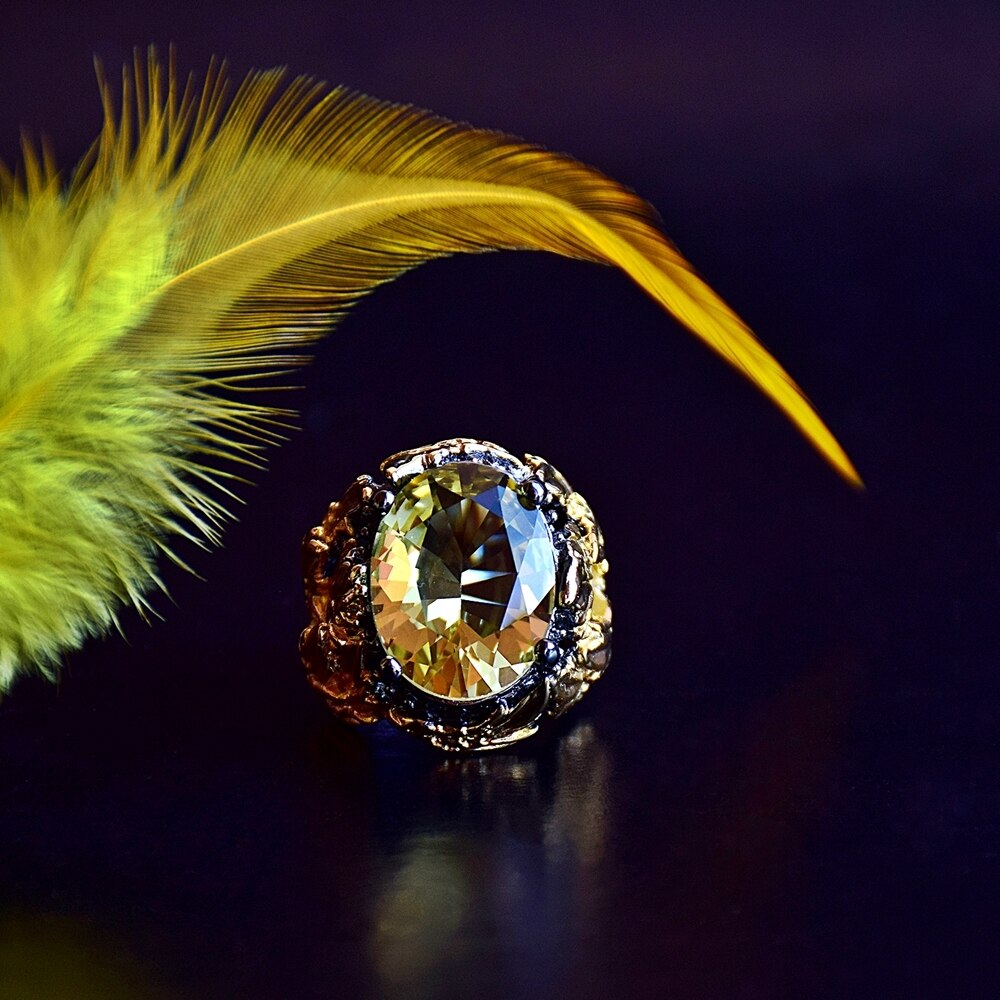 Fleurige ring met goud en groene siersteen