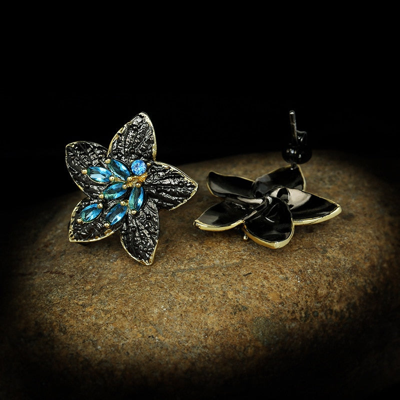 Bloemvormige oorbellen met blauwe sierstenen