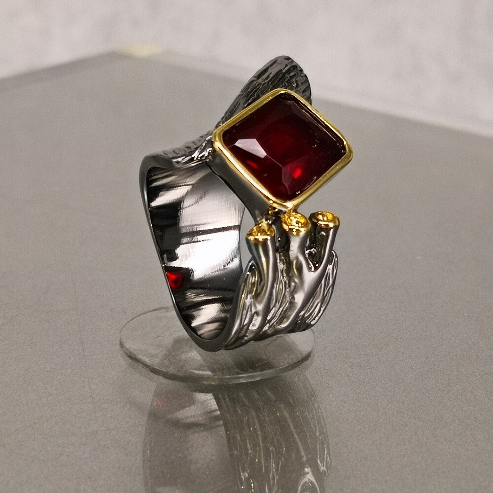 Ring met grote rode siersteen