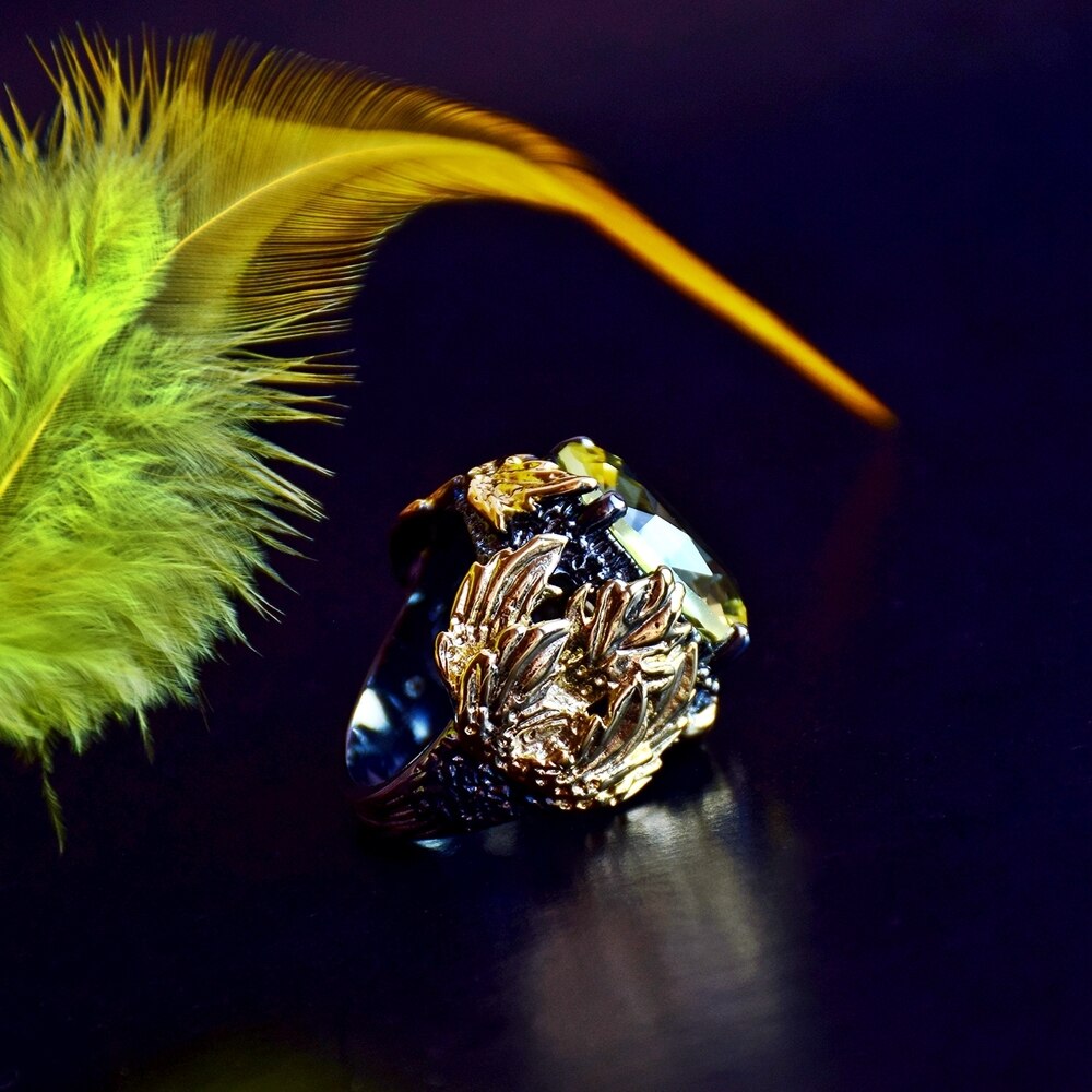 Fleurige ring met goud en groene siersteen