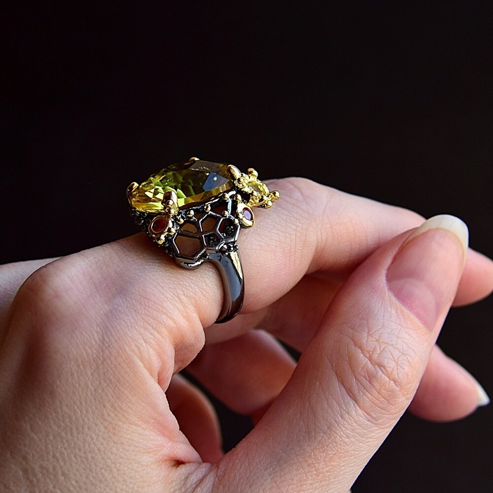 Fleurige ring met grote gele siersteen