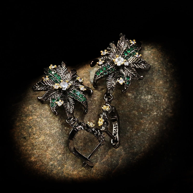 Fleurige oorbellen met groene en diamanten sierstenen