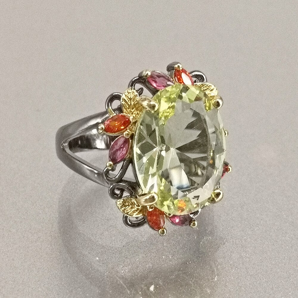 Fleurige ring met grote groene siersteen