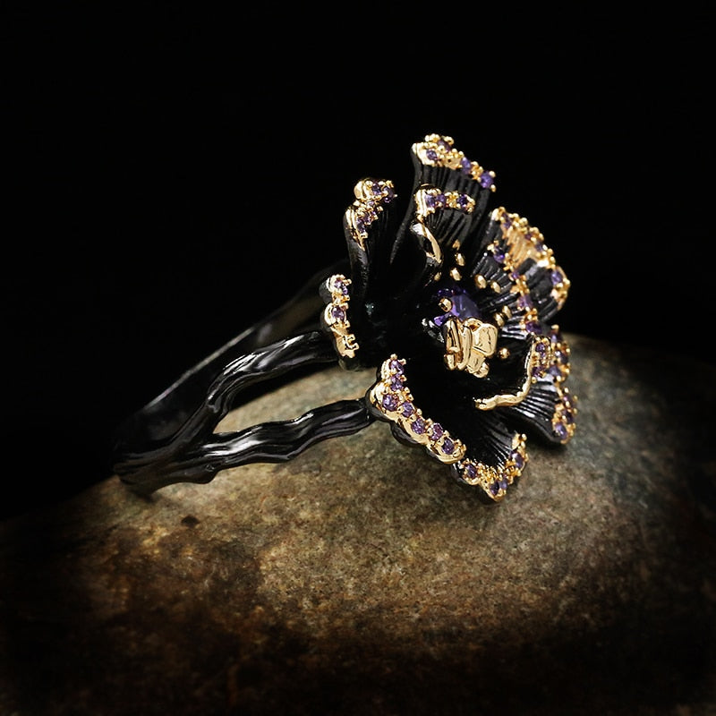 Bloeiende bloem ring met paarse siersteen