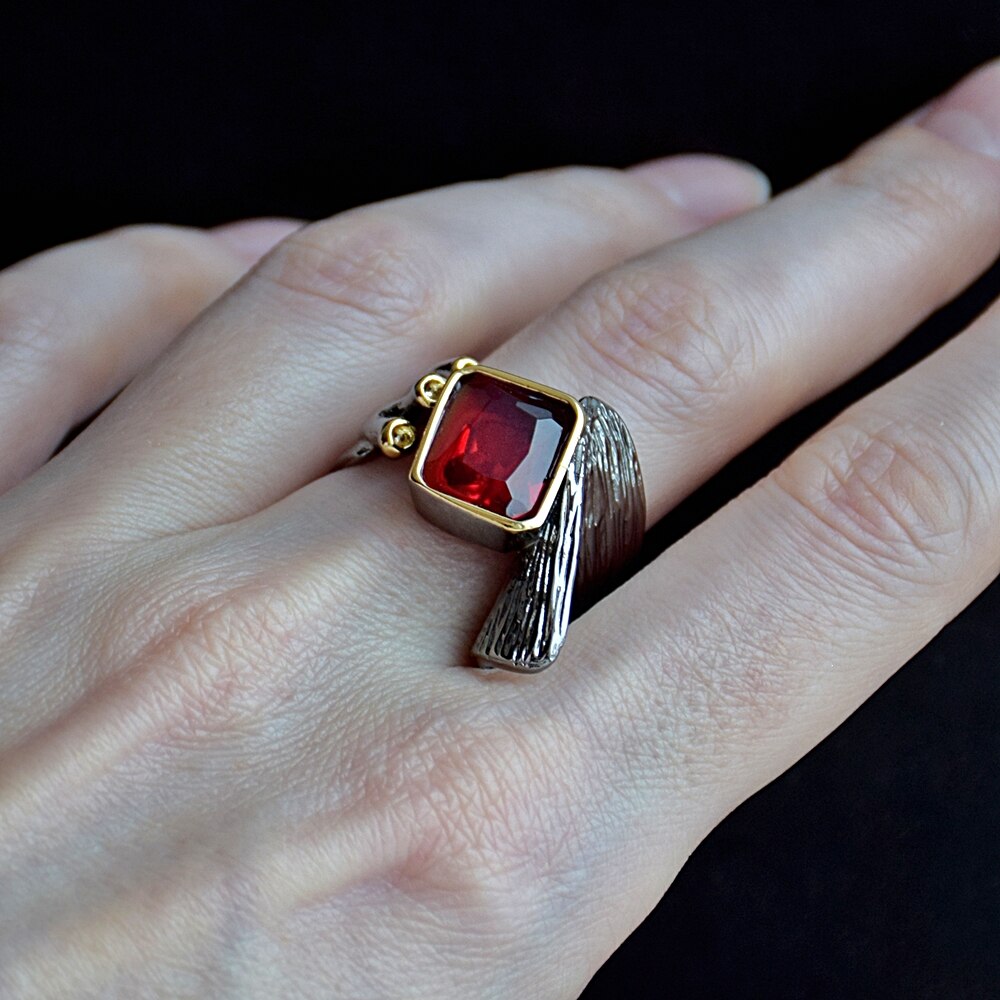 Ring met grote rode siersteen
