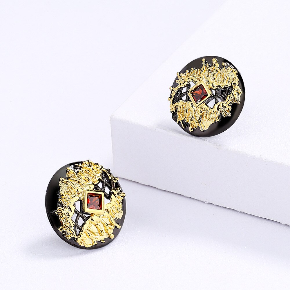 Gewoven zwart-gouden oorbellen met rode siersteen