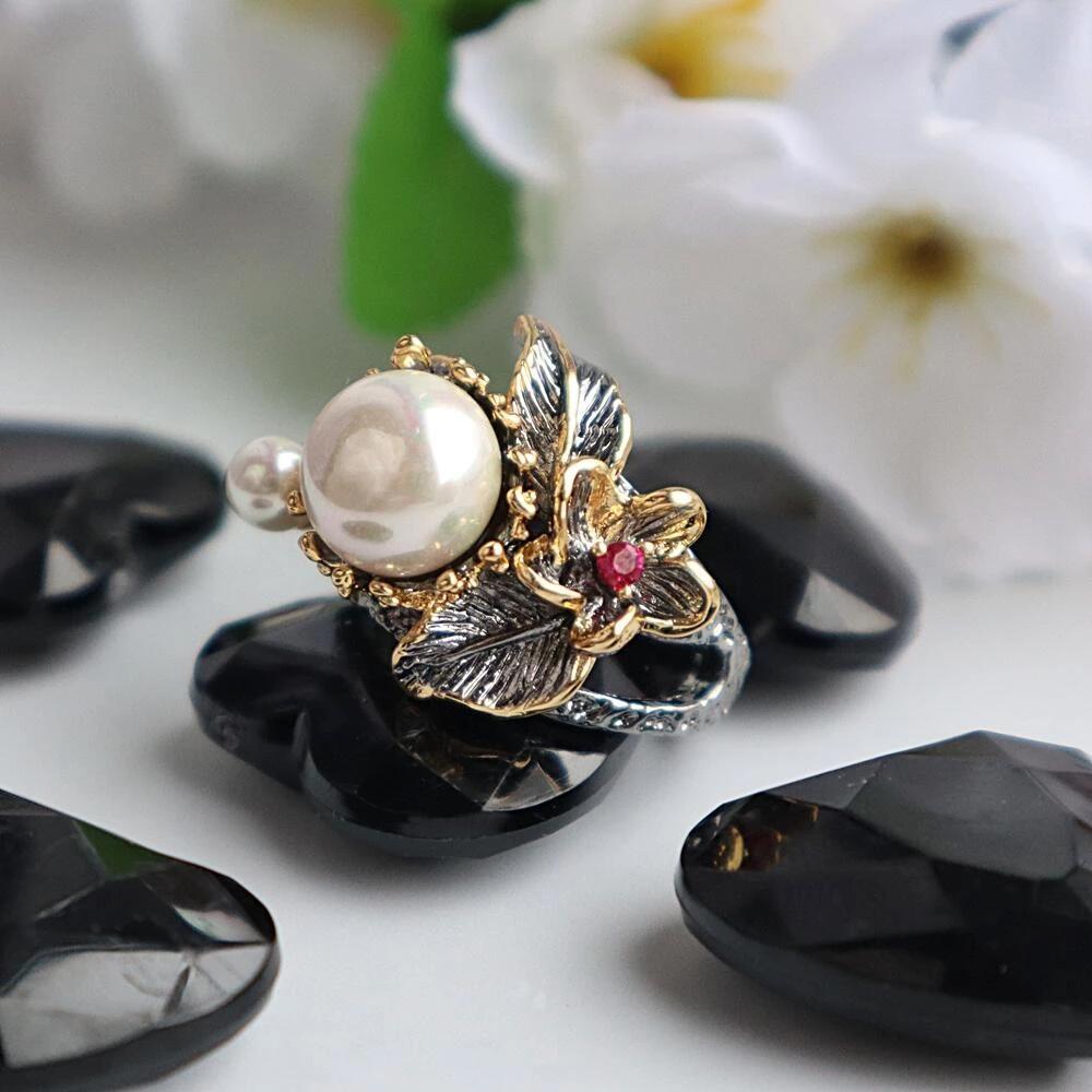 Florale ring met grote parel