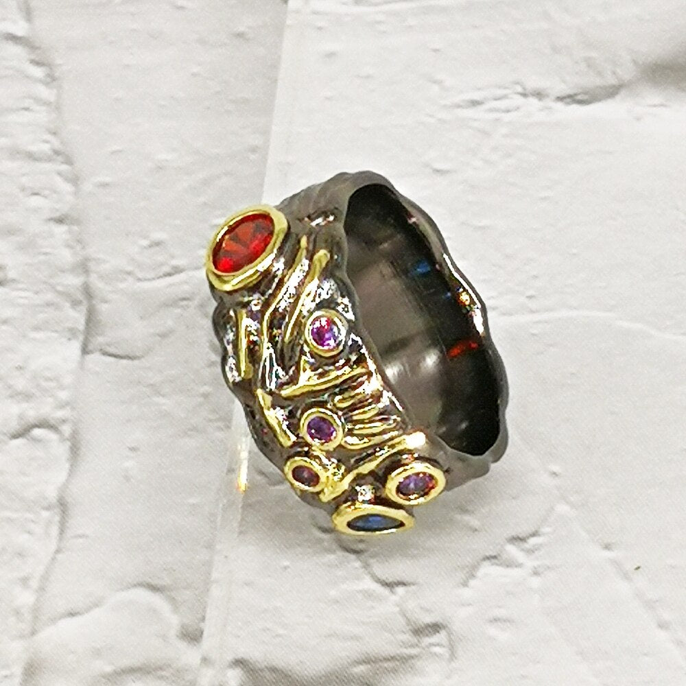 Gothic ring met verschillende sierstenen