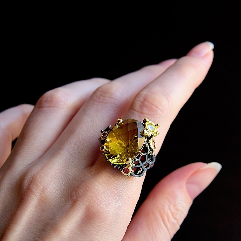 Fleurige ring met grote gele siersteen