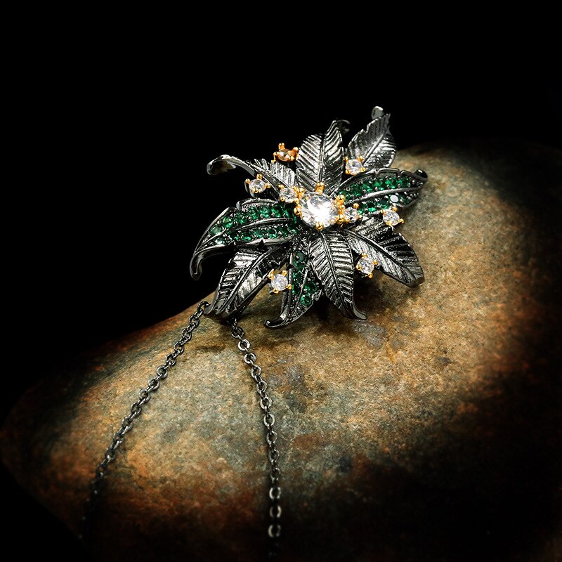 Fleurige halsketting met groene en diamanten sierstenen