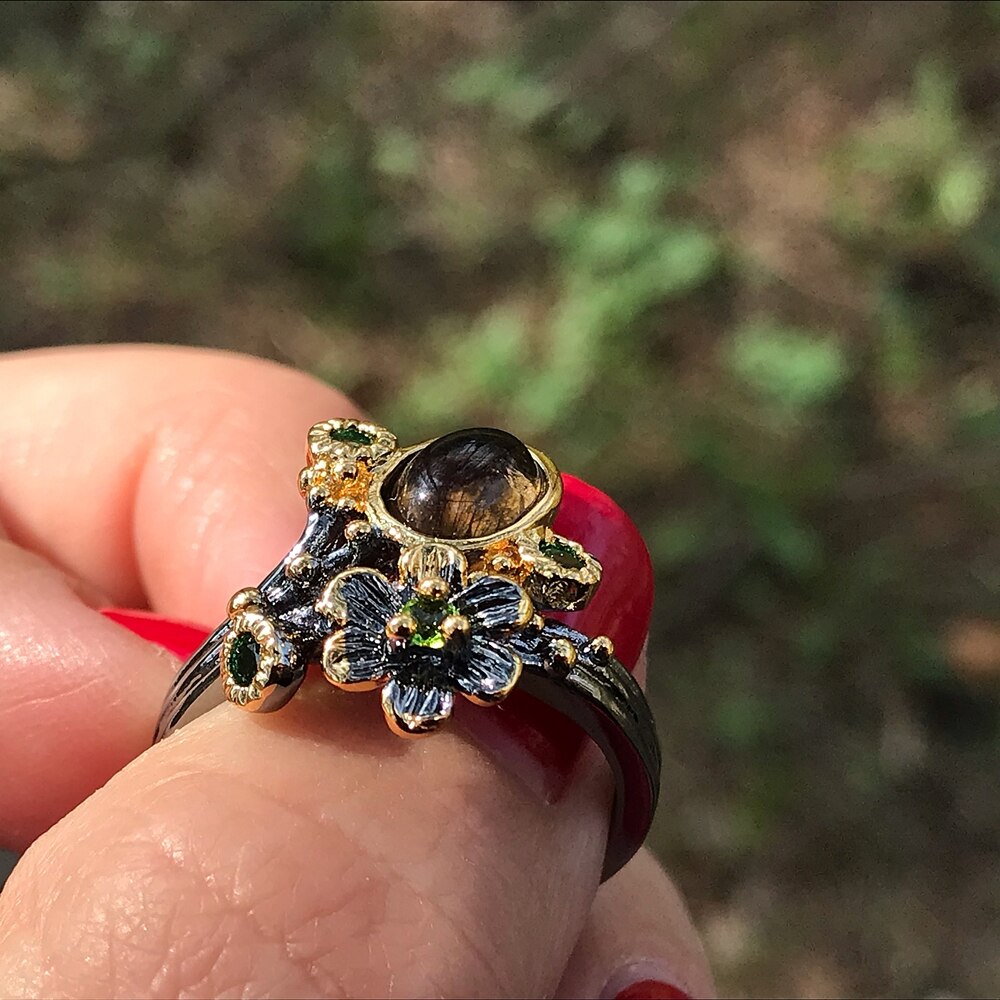 Ring met gele en groene sierstenen